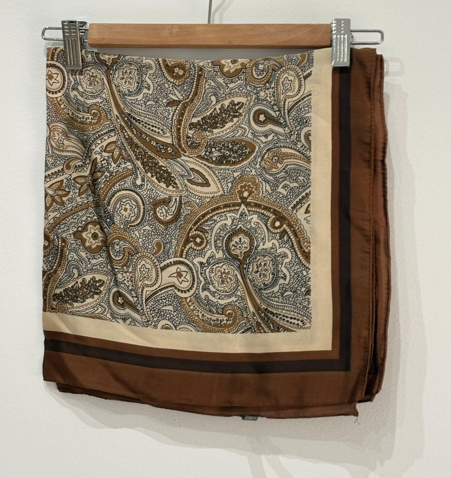Pañuelo marrón y estampado