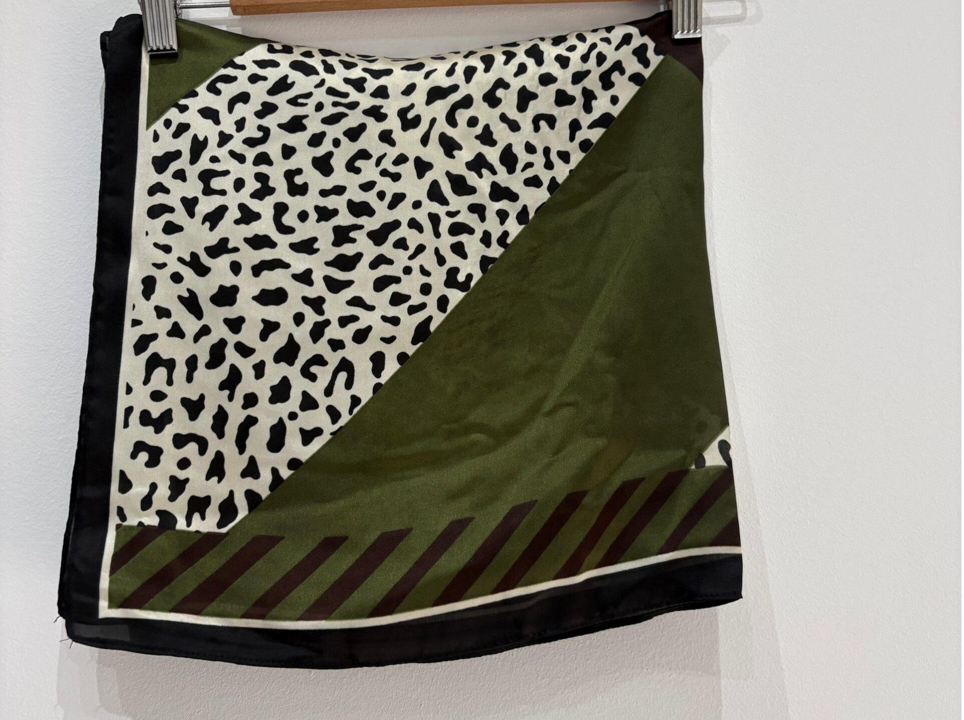 Pañuelo verde y estampado