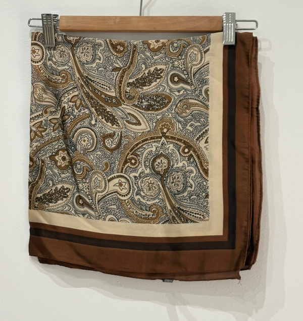 Pañuelo marrón y estampado