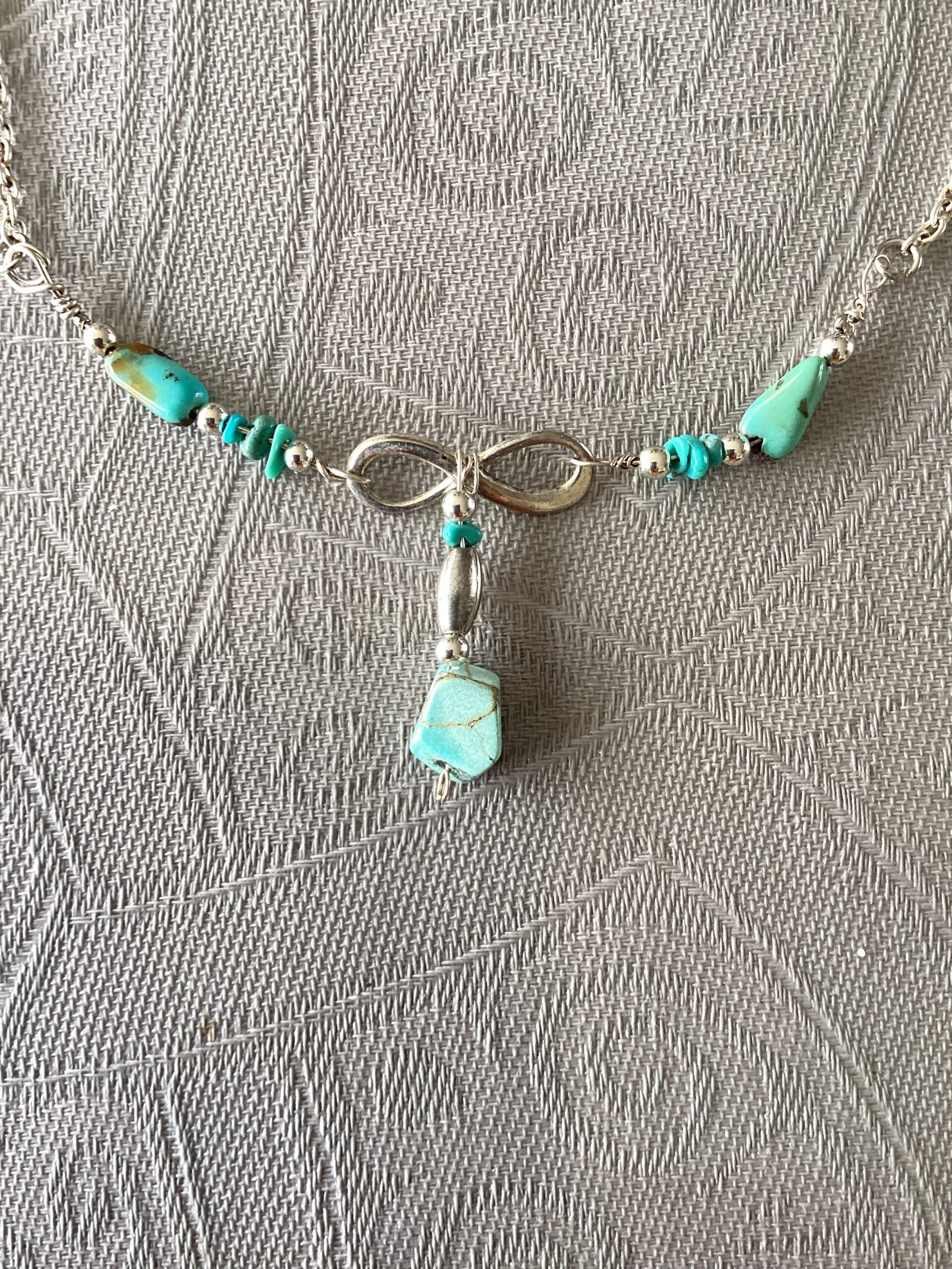 Collier infini avec pierres de turquoise