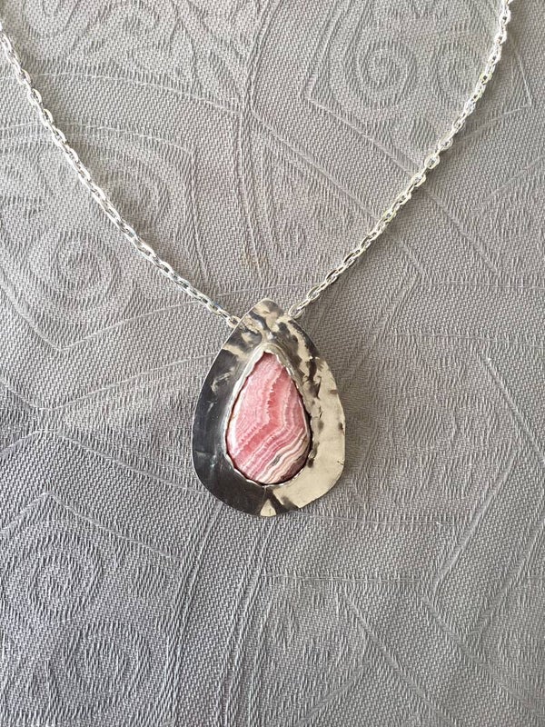 Long collier avec une rhodochrosite