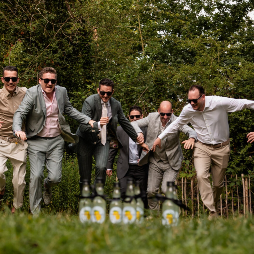 Bruiloft gasten rennen naar limoncello