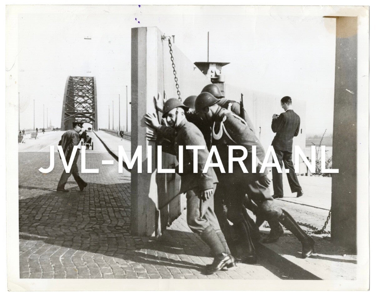 Dutch press photo 'Battle of the Waal Bridge' Nijmegen