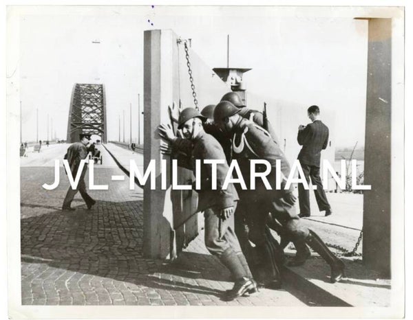 Dutch press photo 'Battle of the Waal Bridge' Nijmegen