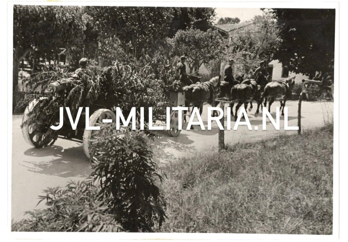 German press photo: German howitzer battery with horse and cart in Italy 1944