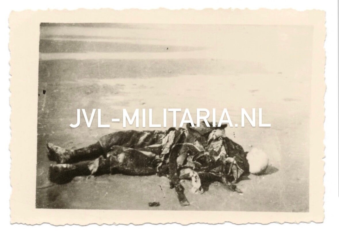 Dutch photo washed up pilot Scheveningen