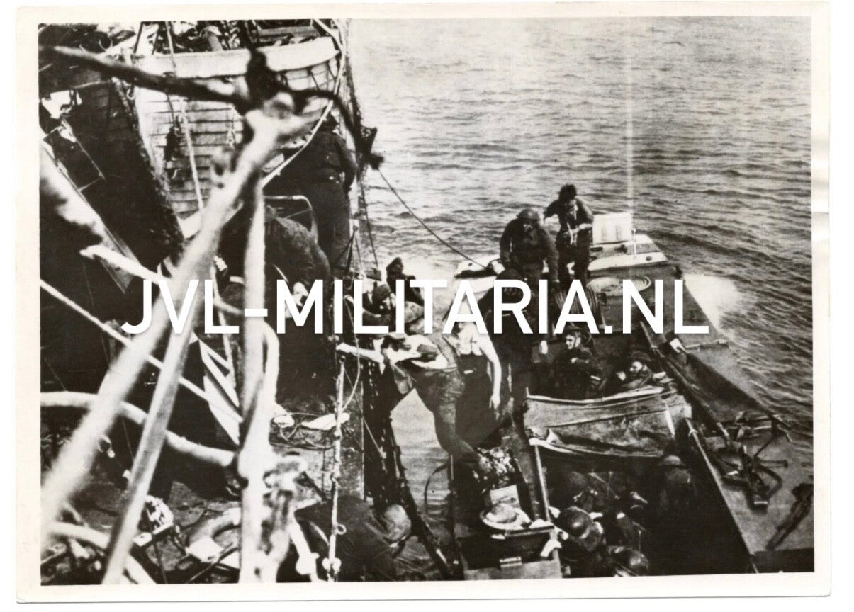 English press photo: The return after the bloody landing at Dieppe 1942