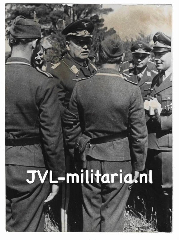 German press photo "Generalfeldmarschall Sperrle with successful aviators"