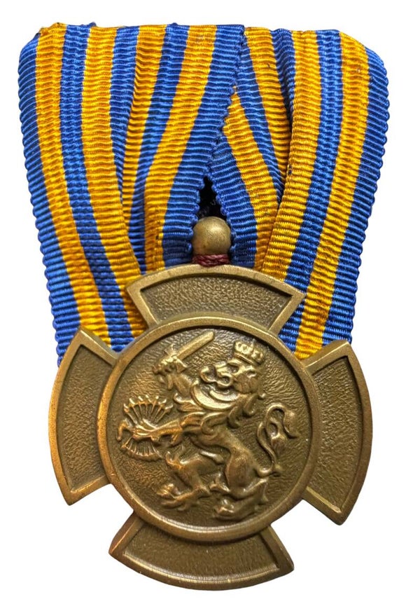 bronzen kruis opgemaakt