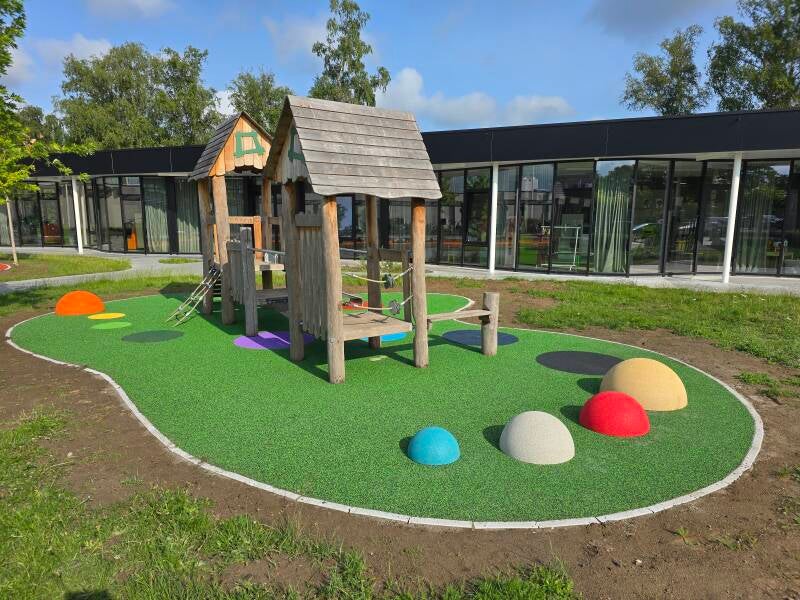 Robinia-speeltoestel-kinderopvang-valdemping-rubbervloer.jpg
