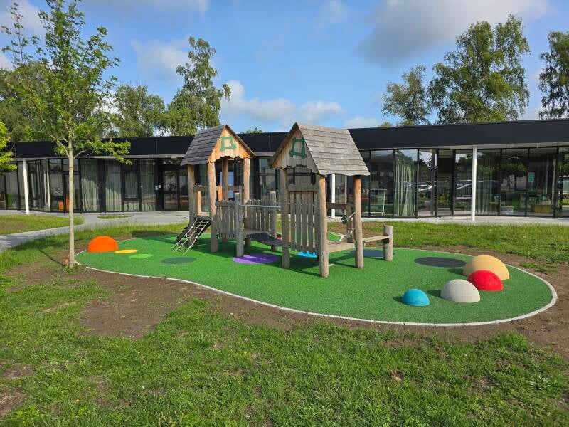 Robinia speeltoestel met rubber gietvloer.jpg