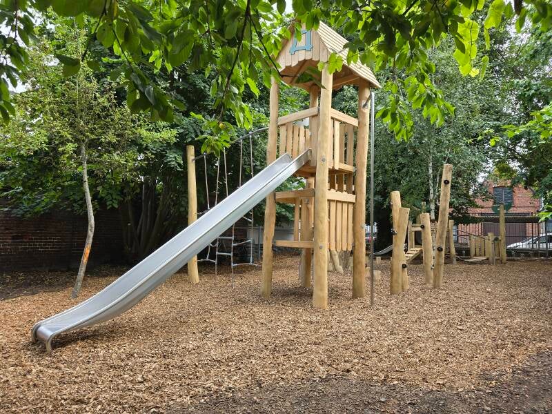 natuurlijke-speelplaats-glijbaan-robinia-toren-school-gemeente.jpg