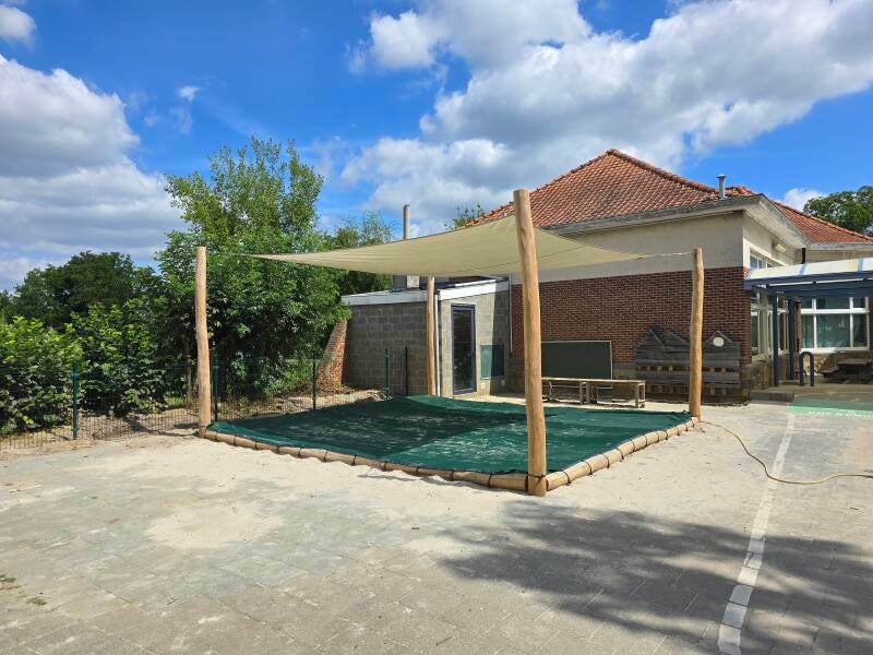 schaduwdoek-zandbak-robonia-school-speelplaats.jpg