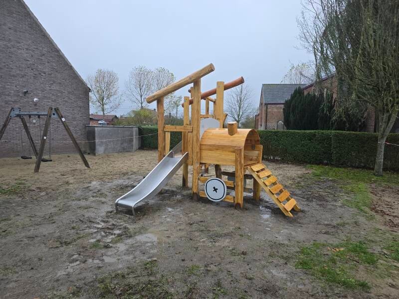 natuurlijk-speelplaats-gemeente-robinia-speeltoestel-trein.jpg