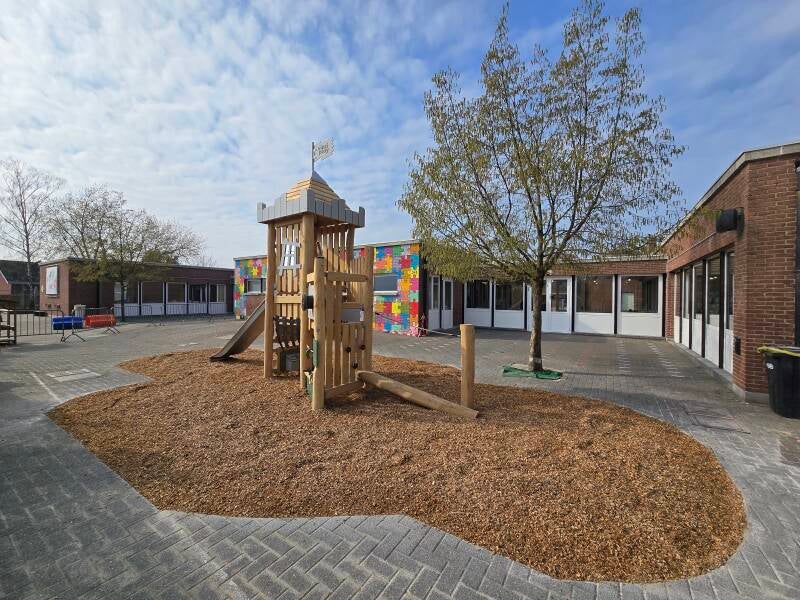 speeltoestellen robinia kasteeltoren natuurlijke speelplaats school.jpg