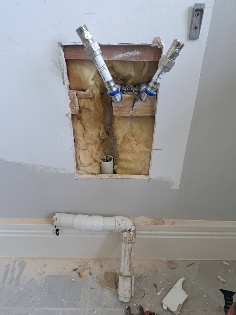 Leaking whb waste pipework removed 