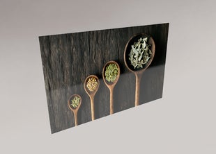 Acrylglas kunstwerk met houten lepels gevuld met kruiden tegen donkere achtergrond