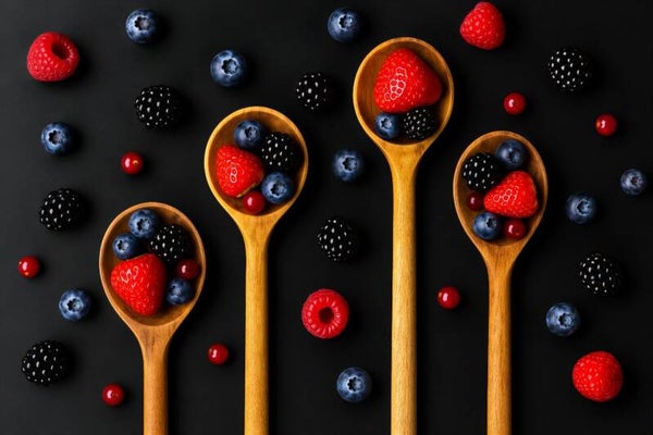 Berry Spoons – keuken schilderij met houten lepels en rood fruit