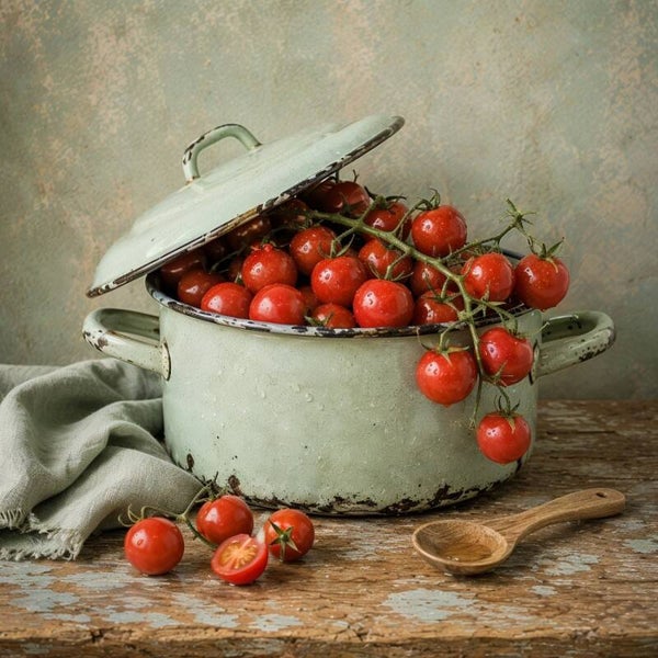 De Rode Vergadering – schilderij met cherrytomaten in vintage emaille pan