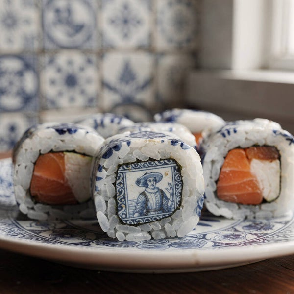 Blauwe Keizerrol – delfts blauw sushi schilderij met zalm en porselein detail