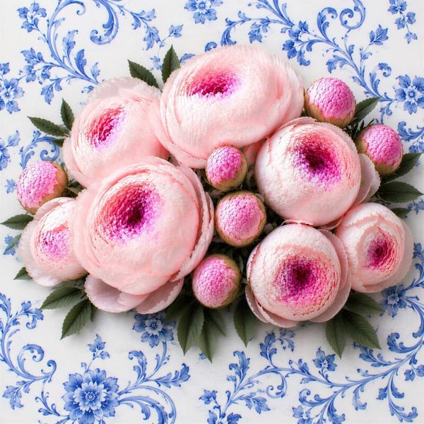 Delftse Pioenpracht – roze pioenrozen met Delfts blauwe bloemen