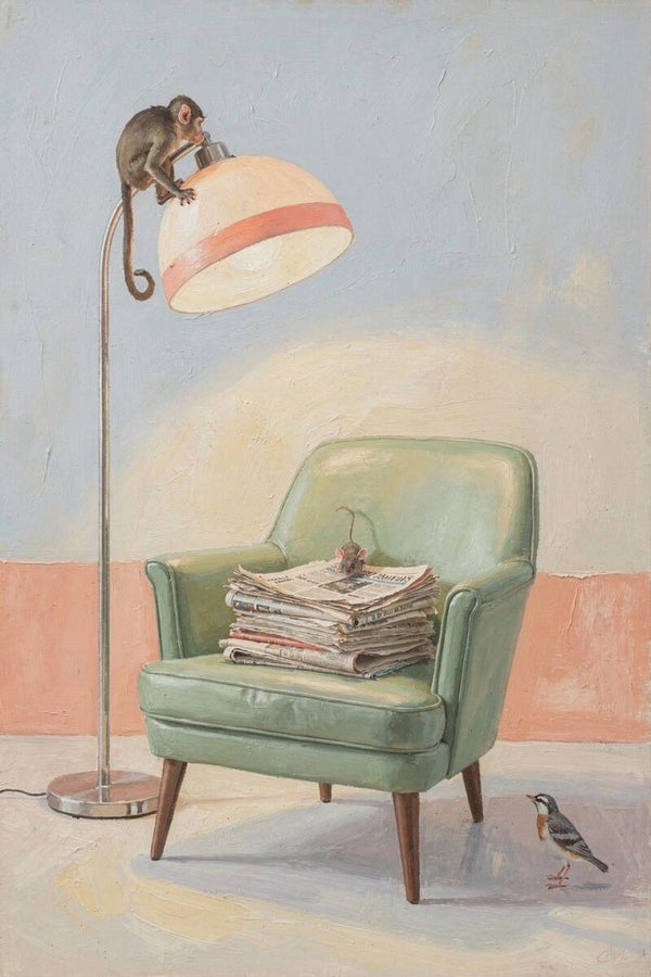 Dierenschilderij muis in fauteuil met krant en vogel in retro interieur