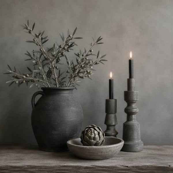 Stille Kracht – landelijk stilleven schilderij met zwarte kruik en kandelaars