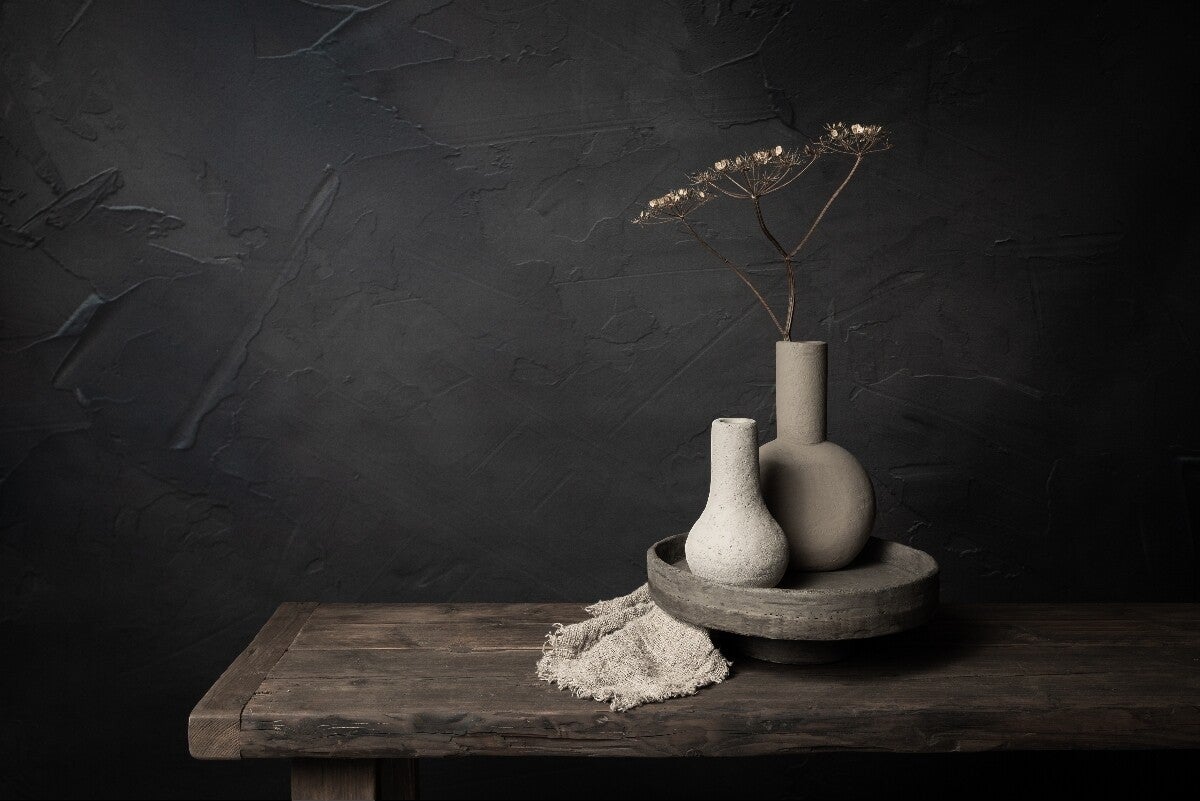 Natural Elegance – Donker stilleven met gedroogde schermbloem en aardewerk vazen
