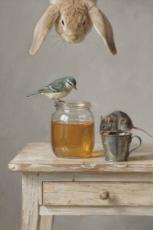 De honingproeverij – schilderij in farmhouse woonstijl met konijn, vogel en muis op een landelijk wandtafeltje