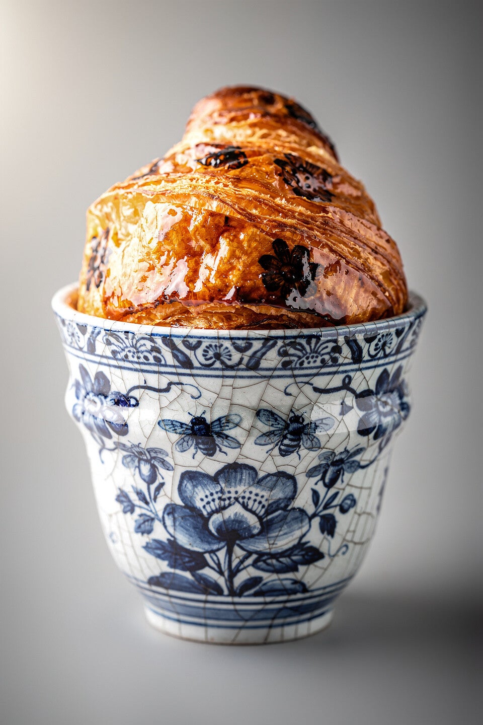 Gouden Ochtend in Delfts Blauw – croissant schilderij in porseleinen pot