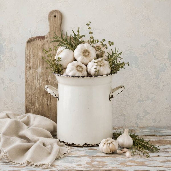 Schilderij landelijke keuken – Stilleven met knoflook, kruiden en emaille pan – De Witte Knoflookpot