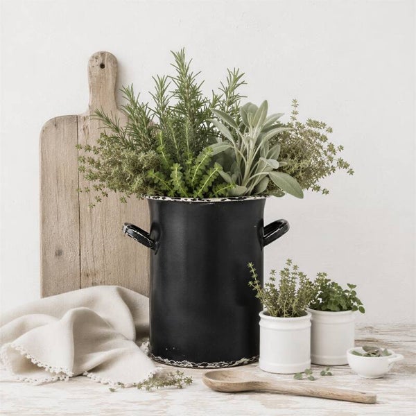Schilderij landelijke keuken – Stilleven met zwarte emaille kruidenpot – De Zwarte Kruidenpot