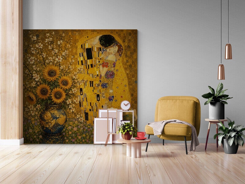 Klimt ontmoet Van Gogh – De Kus met zonnebloemen schilderij als goudgele moderne wanddecoratie in het interieur