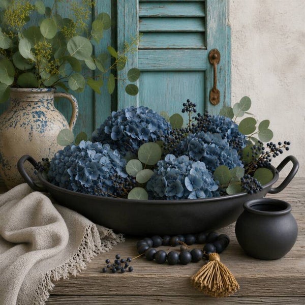 Landelijk modern schilderij met blauwe hortensia – rustige wanddecoratie