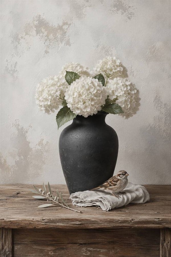 Witte Hortensia en Mus – landelijk schilderij met bloemen in zwarte vaas