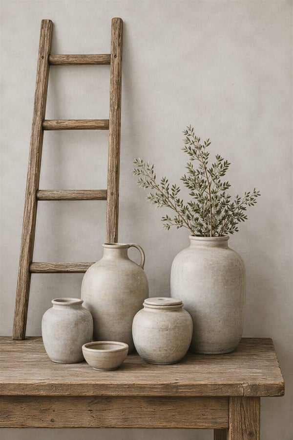 Rustiek Evenwicht – landelijk schilderij met kruiken en houten ladder