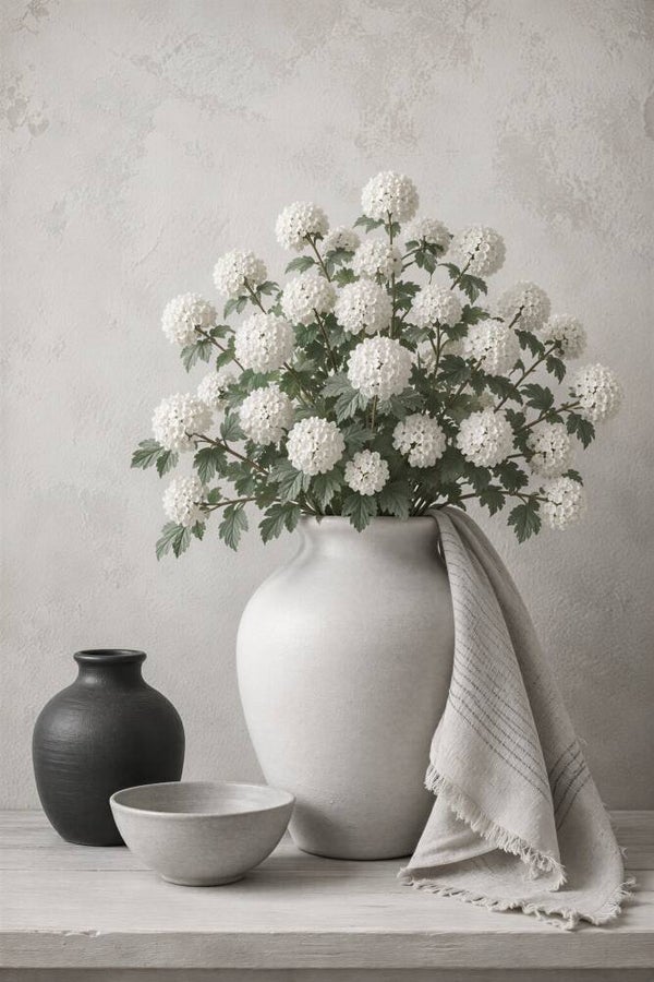Witte Bloemenpracht – landelijk schilderij met witte bloemen in vaas
