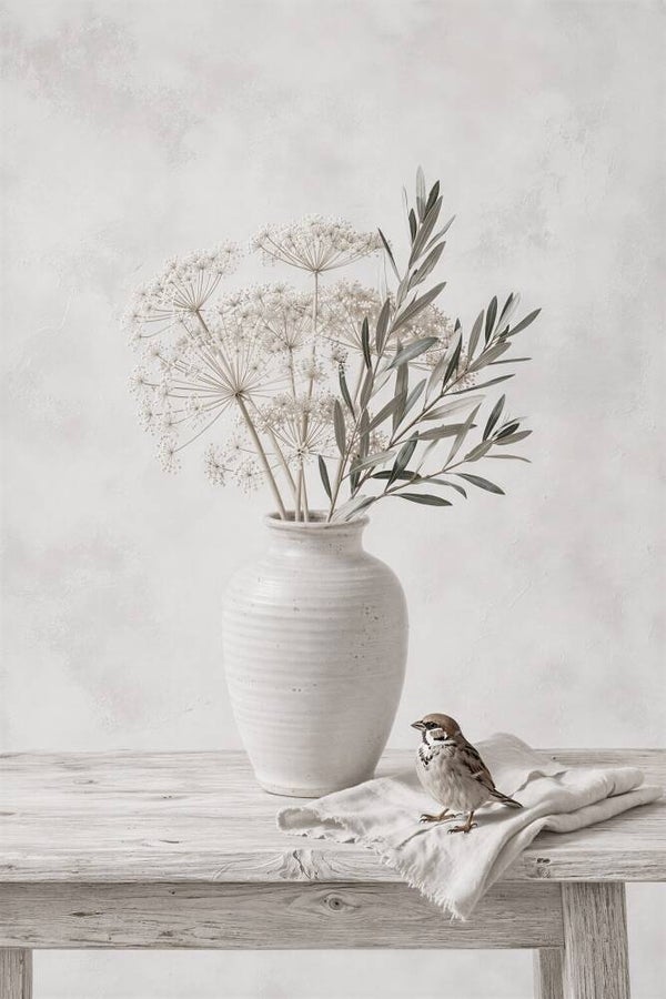 Witte Harmonie – landelijk schilderij met vaas, bloemen en vogel
