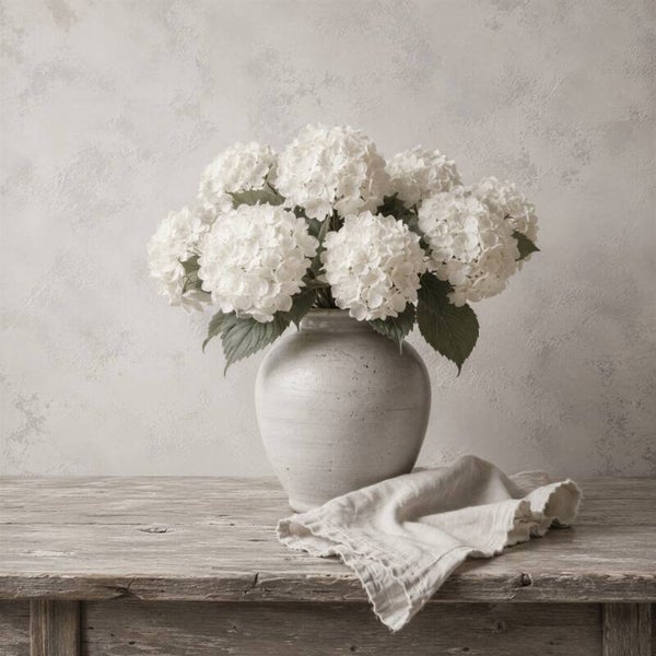 Witte Hortensia – landelijk schilderij met bloemen in aardewerken vaas