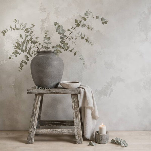 Landelijk stilleven schilderij met kruik en eucalyptus – sober wonen wanddecoratie