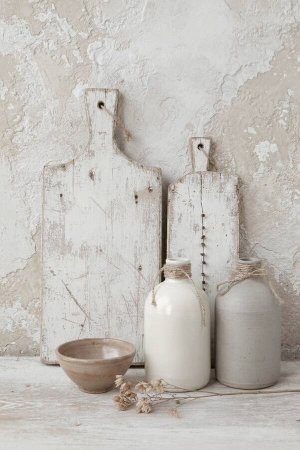 Rustiek Stilleven met Snijplanken & Kruiken – Antiek Wit & Beige – Landelijk Wonen