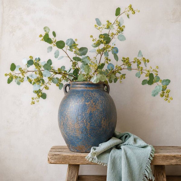 De Blauwe Gistkruik – vaas met eucalyptus takken landelijk stilleven blauw keramiek