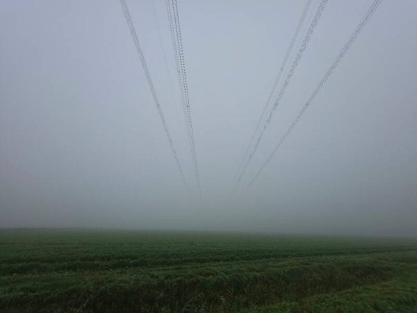 Lijnen in de Mist – mistig landschap schilderij met hoogspanningslijnen