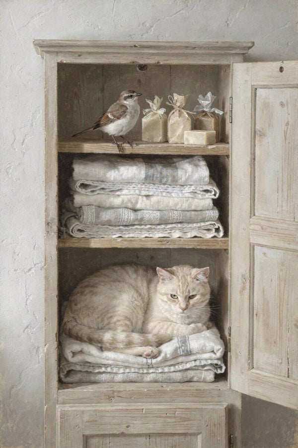 Verborgen rust – kat en mus in cottage woonstijl schilderij