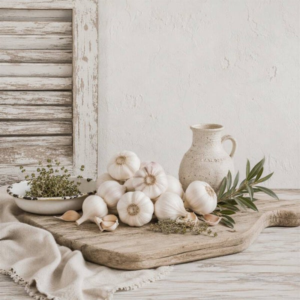 Schilderij landelijke keuken – Stilleven met knoflook op houten plank – Rustieke Knoflookplank