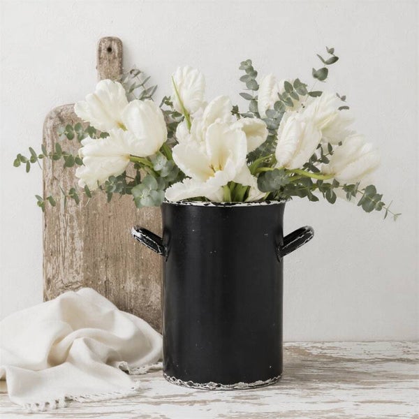 Schilderij landelijke keuken – Stilleven met witte tulpen in zwarte emaille vaas – Witte Tulpen in Zwart
