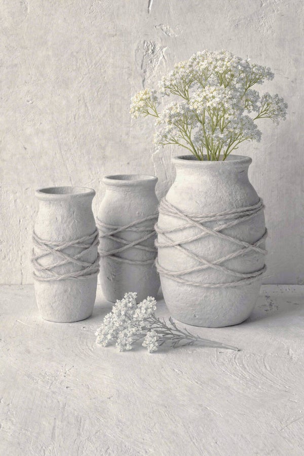Kalkbloem in Stilte – schilderij met witte vazen en bloemen