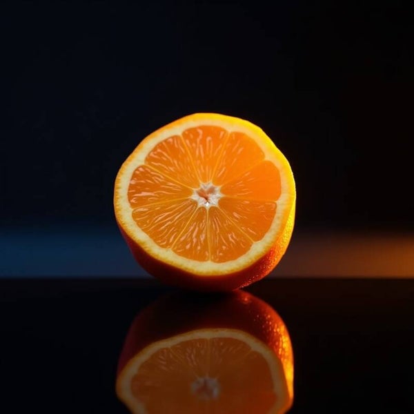 Sinaasappel in Goudlicht – modern schilderij met reflectie