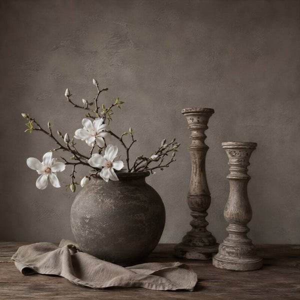 Pure Elegantie – sober wonen schilderij magnolia vaas kandelaars