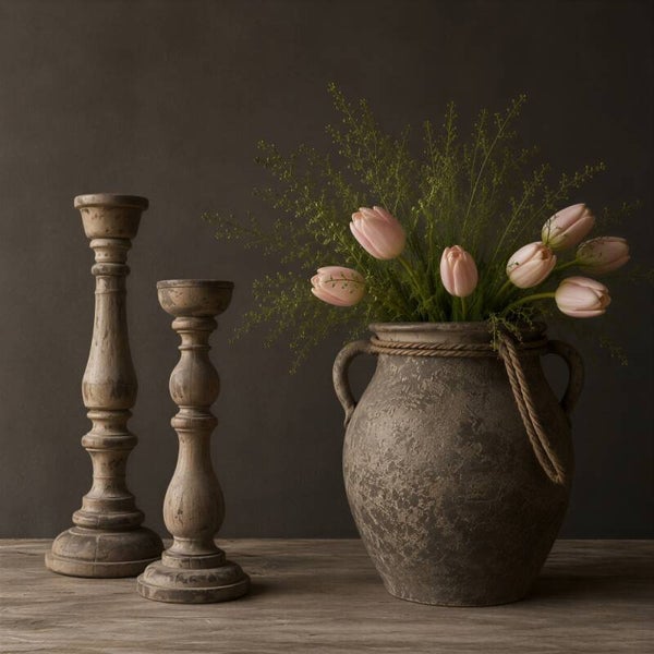 Zachte Tulpenpracht – sober wonen schilderij tulpen vaas kandelaars